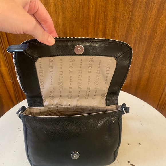 Medium size crossbody black purse - Picture 4 of 9